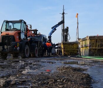 Blick auf den großen Bohrer: 200 Meter tief arbeitet sich das Gerät nach und nach vor.