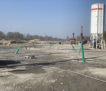 Blick auf das Sondenfeld. Noch gucken die einzelnen Sonden aus dem Boden.