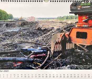 Auszug aus dem Kalender. Jede Menge altes Material wie Kabel oder alte Ölkannen wurden bei den Rückbauarbeiten des ehemaligen Güterbahnhofs entdeckt