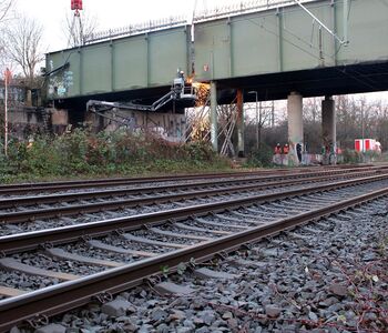 Vorbereitungen für den Aushub. Mit einem Schweißgerät wird das erste Teil der Brücke herausgetrennt.