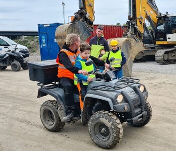 Auch die Fahrt mit dem Baustellen-Quad durfte nicht fehlen. Auch hier konnten sie einmal selbst Gas geben und bremsen. Natürlich waren hier die Kinder nicht alleine am Steuer.