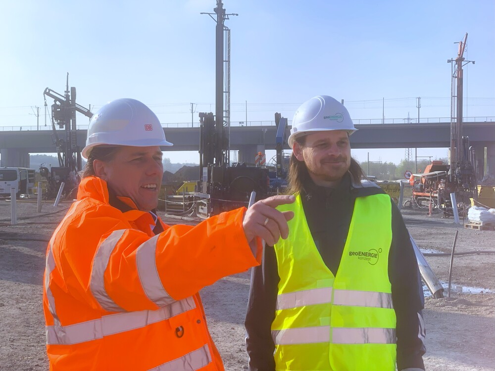 Teilprojektleiter Kai Fries mit Hydrologen und Bauüberwacher Steve Henker auf dem Baufeld.